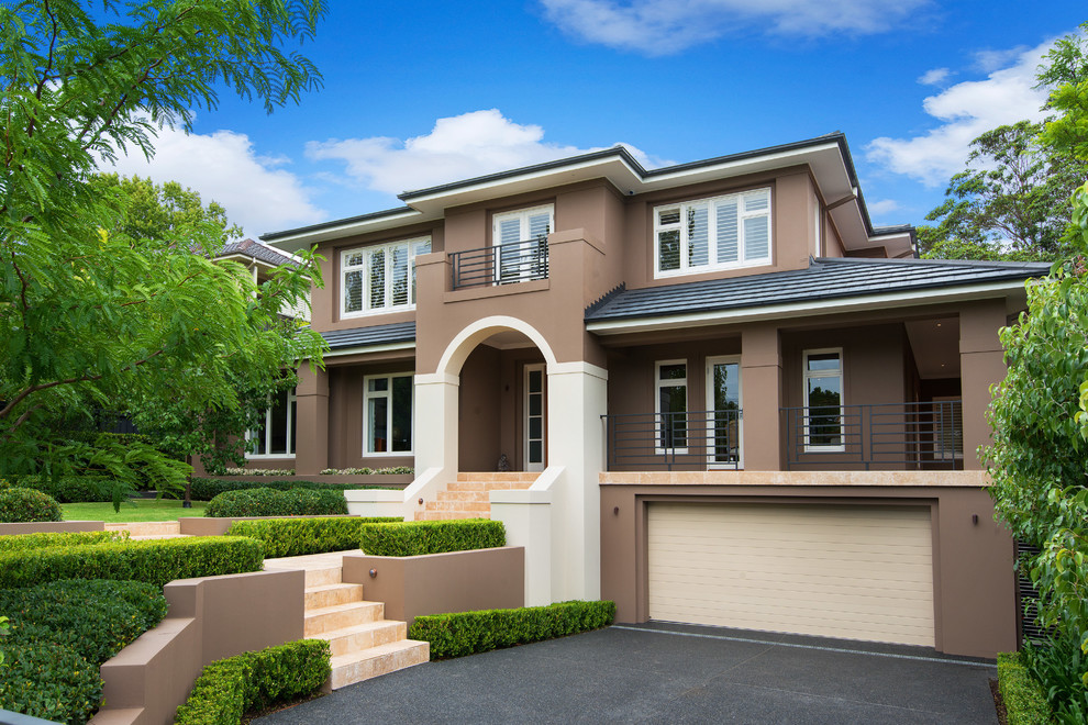 Стильный дизайн: большой, двухэтажный, коричневый дом в современном стиле с облицовкой из цементной штукатурки и вальмовой крышей - последний тренд