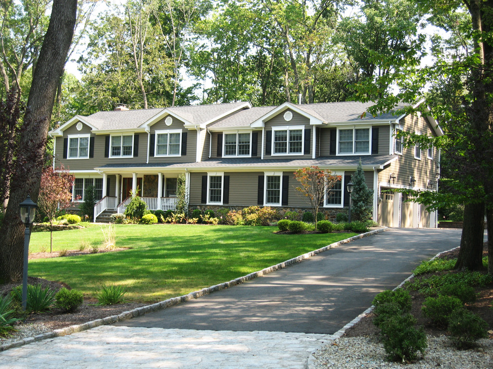 Exempel på ett klassiskt brunt hus, med två våningar