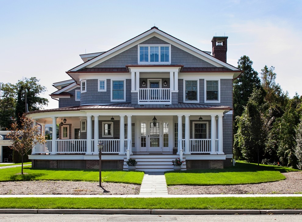Modelo de fachada de casa gris clásica grande de tres plantas con revestimiento de vinilo, tejado a dos aguas y tejado de varios materiales
