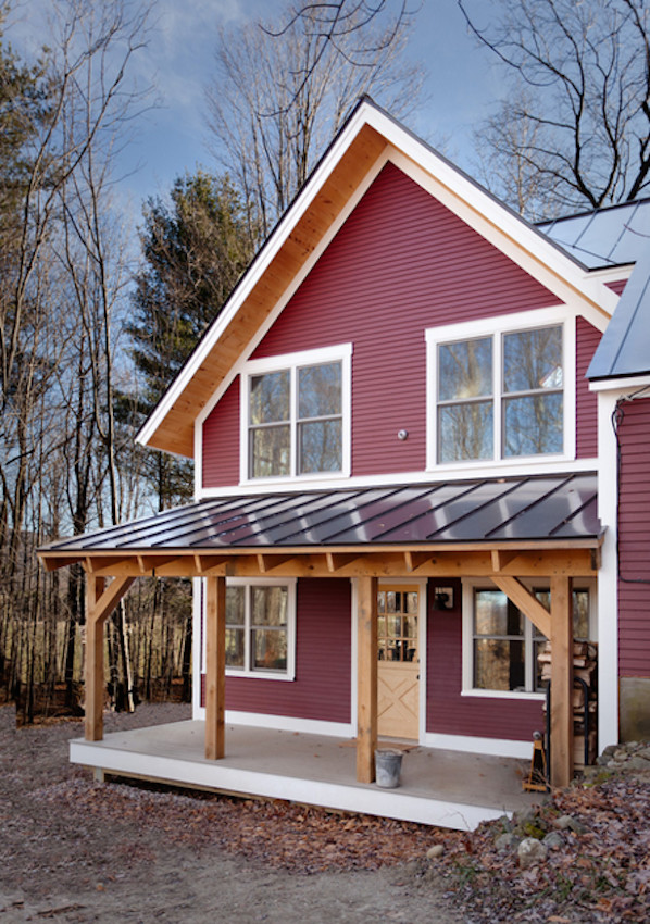 Foto della villa rossa country a due piani di medie dimensioni con rivestimento in legno, tetto a capanna e copertura in metallo o lamiera
