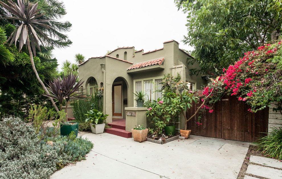 Mediterranes Haus mit grüner Fassadenfarbe in Los Angeles