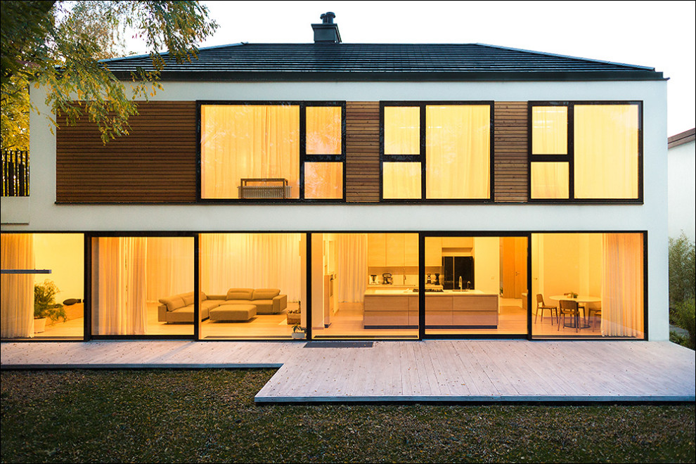 Пример оригинального дизайна: большой, двухэтажный, стеклянный, бежевый частный загородный дом в стиле модернизм