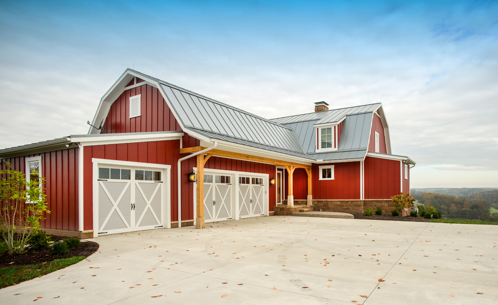 Immagine della facciata di una casa rossa country a due piani con tetto a mansarda