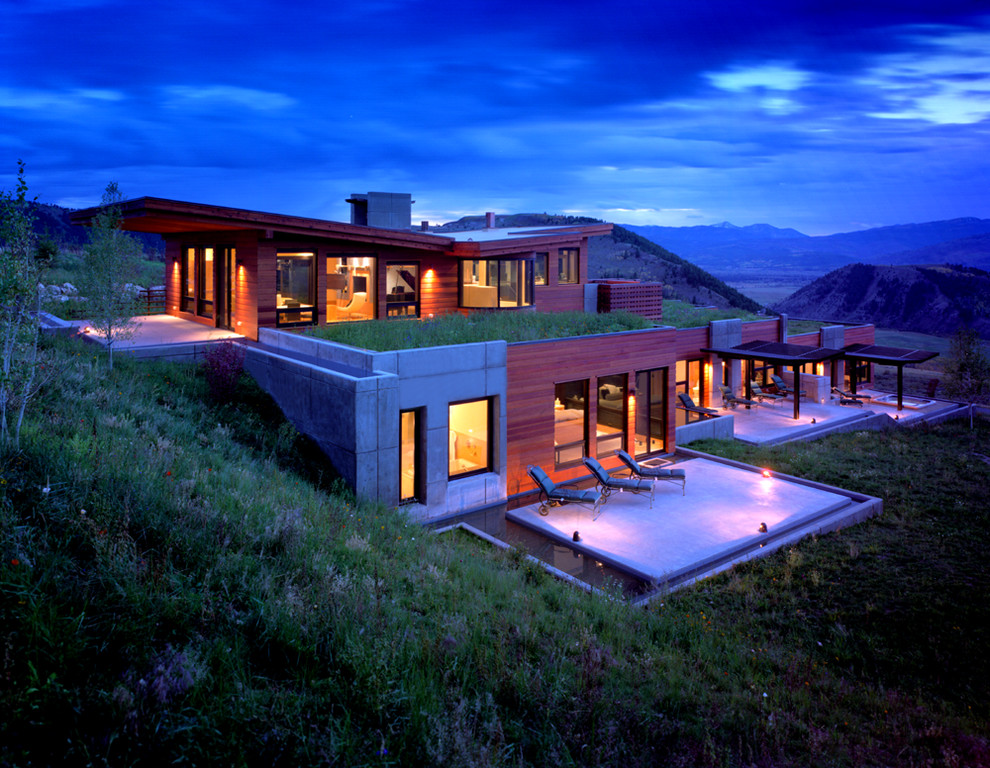 Свежая идея для дизайна: большой, трехэтажный, деревянный, коричневый дом в стиле модернизм - отличное фото интерьера