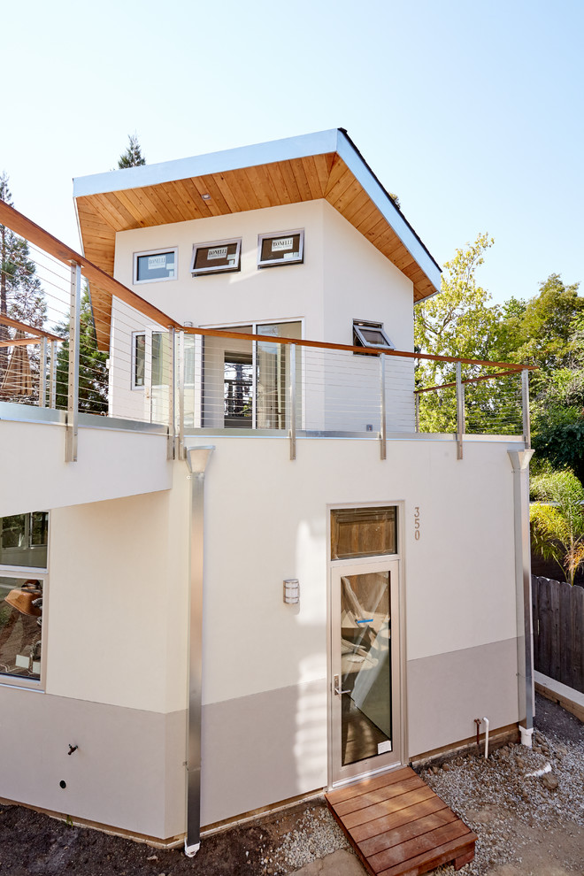 Kleines, Zweistöckiges Modernes Einfamilienhaus mit Putzfassade, weißer Fassadenfarbe, Flachdach und Schindeldach in San Francisco