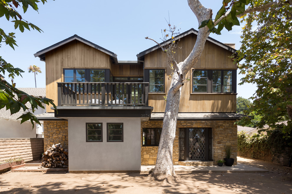 Große, Zweistöckige Eklektische Holzfassade Haus mit beiger Fassadenfarbe und Satteldach in Los Angeles