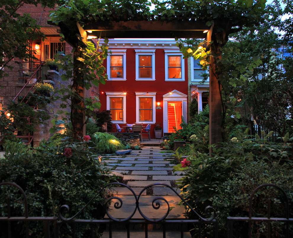 Kleines, Zweistöckiges Klassisches Haus mit roter Fassadenfarbe in Washington, D.C.