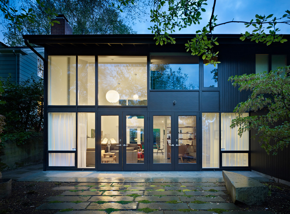 Свежая идея для дизайна: двухэтажный, серый дом в стиле ретро с плоской крышей - отличное фото интерьера