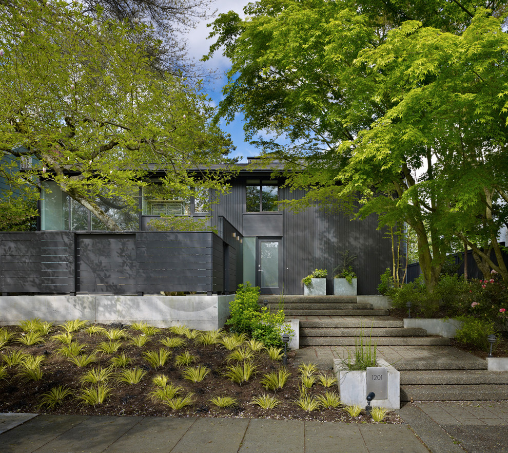 Imagen de fachada gris vintage de dos plantas