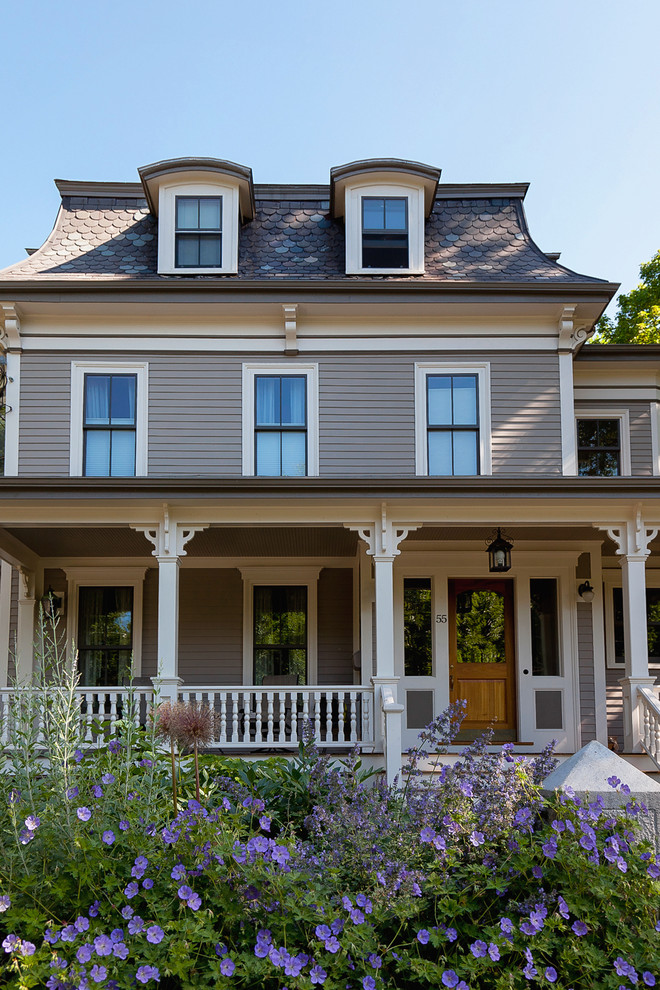 ボストンにあるヴィクトリアン調のおしゃれな茶色い家の写真