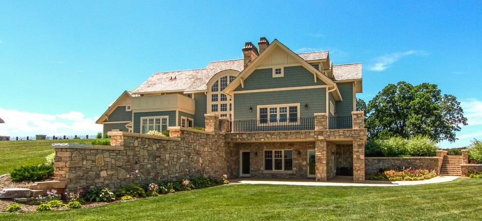 Imagen de fachada de casa multicolor costera de tres plantas con revestimientos combinados y tejado de teja de madera