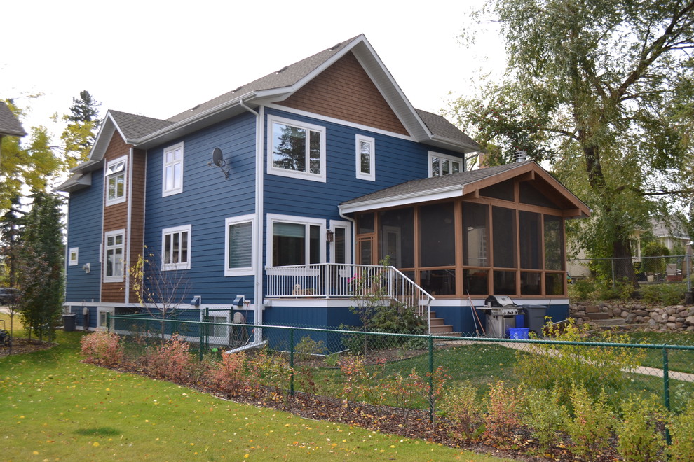 Пример оригинального дизайна: большой, трехэтажный, синий дом в стиле кантри с облицовкой из ЦСП и двускатной крышей