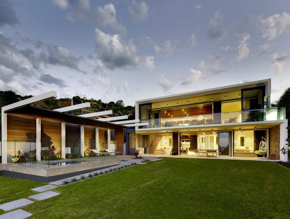 Идея дизайна: двухэтажный, белый дом среднего размера в современном стиле с облицовкой из бетона