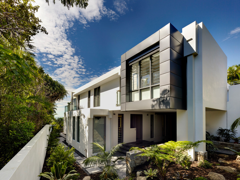 На фото: двухэтажный, белый дом среднего размера в стиле модернизм с облицовкой из бетона с