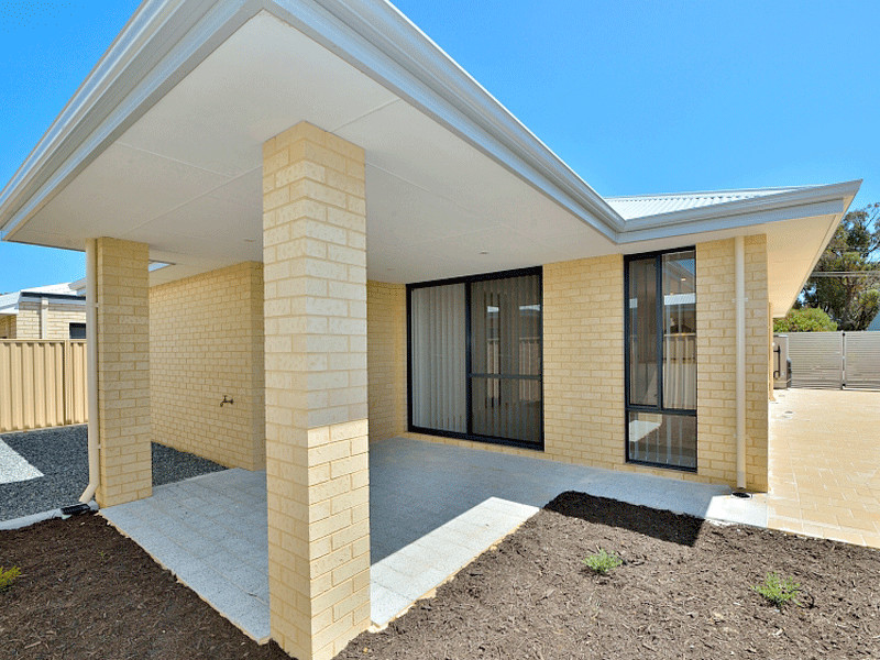 Kleines, Einstöckiges Modernes Einfamilienhaus mit Backsteinfassade, gelber Fassadenfarbe und Blechdach in Perth