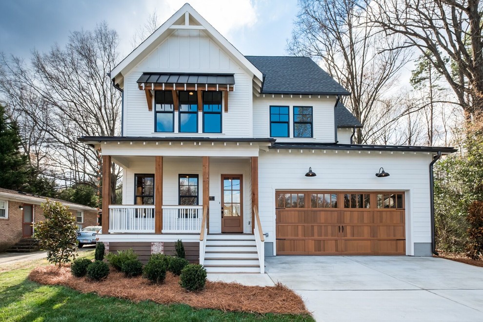 Zweistöckiges Landhaus Einfamilienhaus mit weißer Fassadenfarbe, Satteldach und Schindeldach in Charlotte