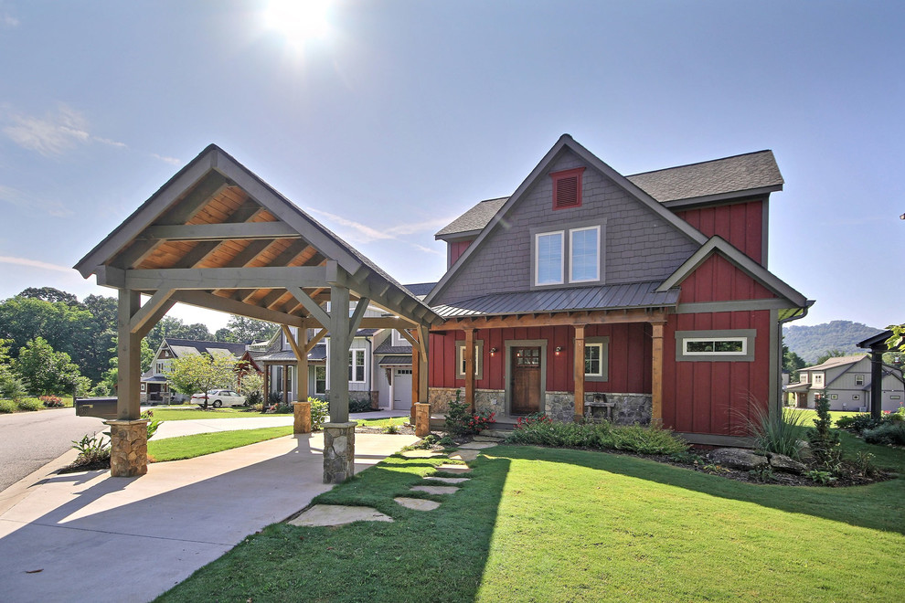 Mittelgroßes, Zweistöckiges Landhaus Einfamilienhaus mit roter Fassadenfarbe, Satteldach, Mix-Fassade und Schindeldach in Atlanta