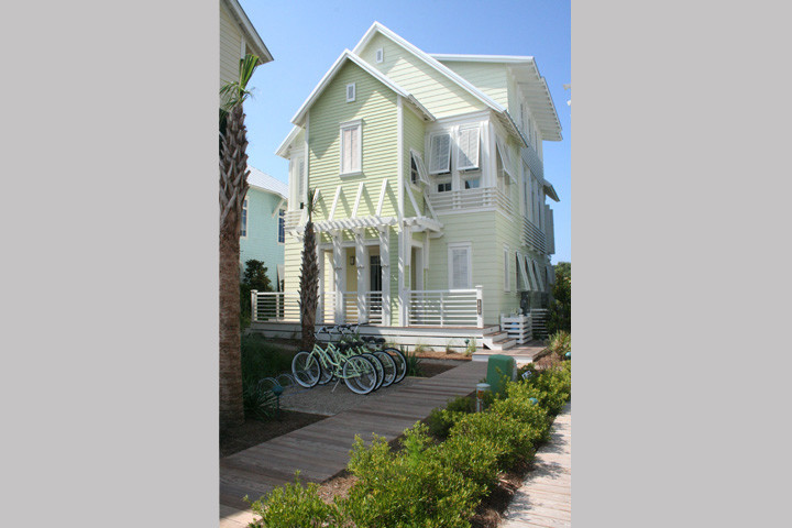 Maritime Holzfassade Haus mit grüner Fassadenfarbe in Miami