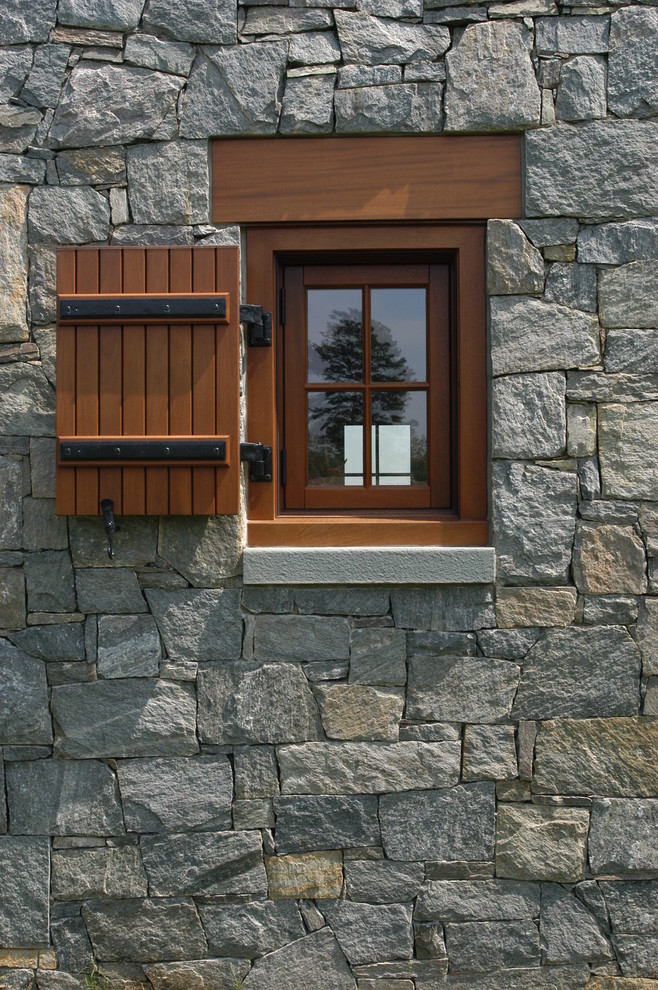 Пример оригинального дизайна: одноэтажный дом с облицовкой из камня