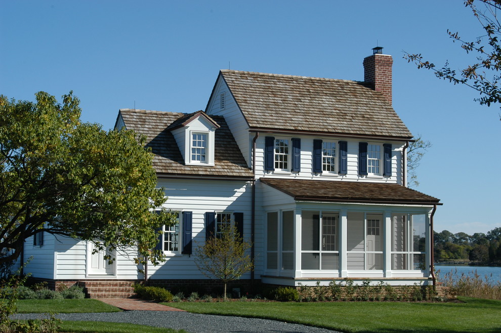 Esempio della facciata di una casa bianca a due piani di medie dimensioni con rivestimento in legno e copertura a scandole