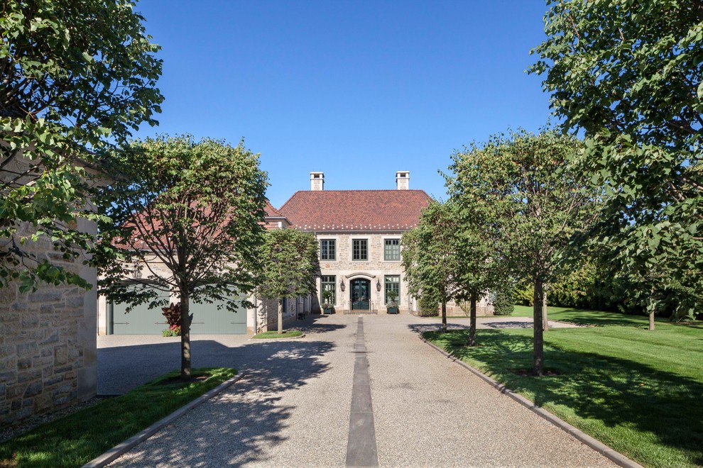Geräumiges, Dreistöckiges Stilmix Einfamilienhaus mit beiger Fassadenfarbe, Steinfassade, Walmdach und Ziegeldach in Sonstige