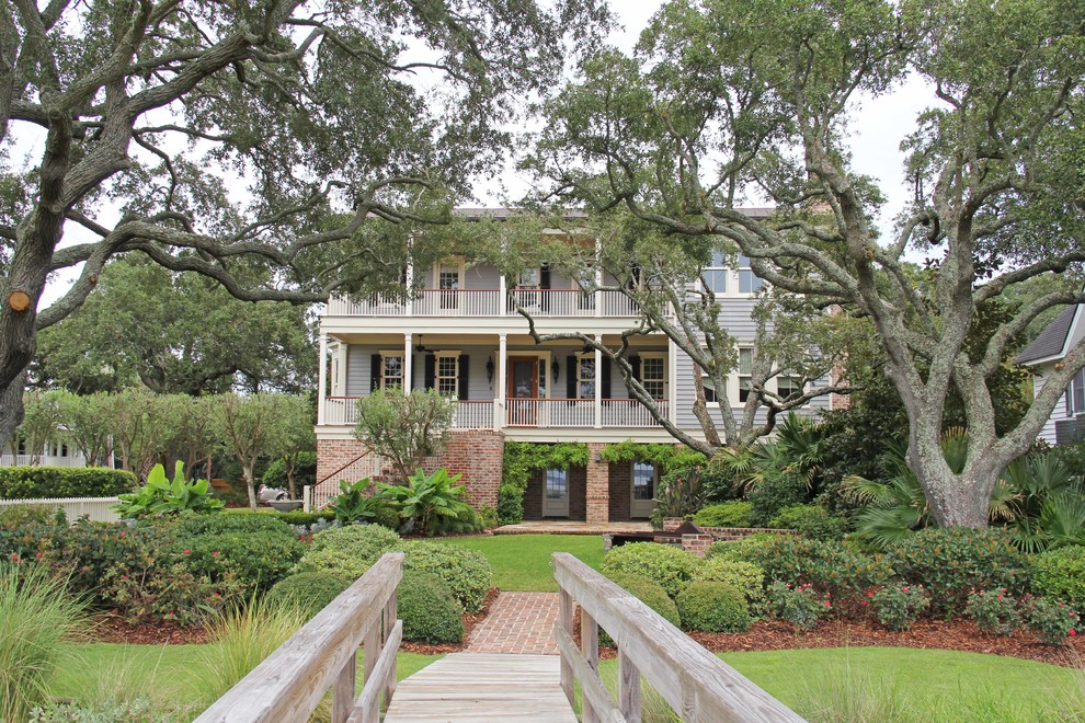Große, Dreistöckige Klassische Holzfassade Haus mit grauer Fassadenfarbe in Charleston