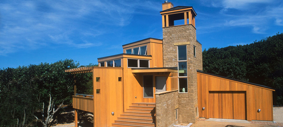 Idées déco pour une façade de maison beige moderne en bois à deux étages et plus et de taille moyenne.