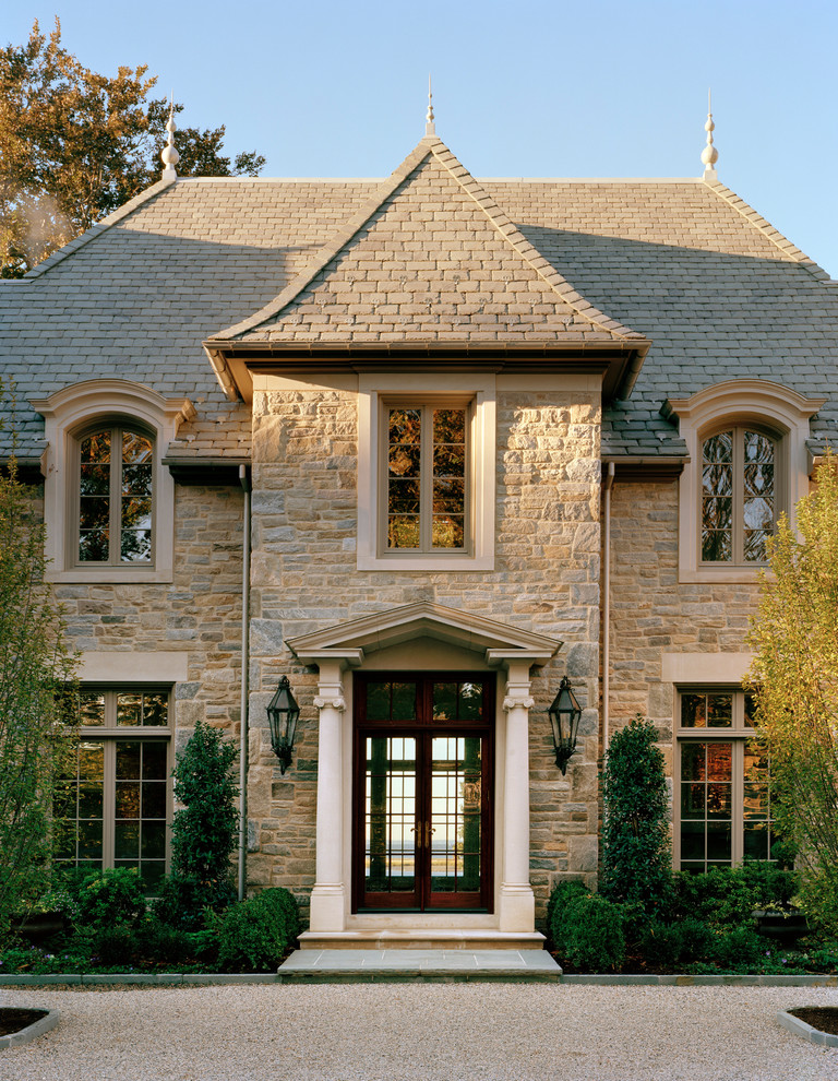 Пример оригинального дизайна: двухэтажный, бежевый дом в классическом стиле с облицовкой из камня