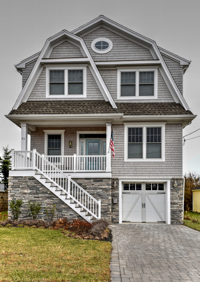 Dreistöckiges Maritimes Einfamilienhaus mit Mix-Fassade, grauer Fassadenfarbe, Mansardendach und Schindeldach in New York