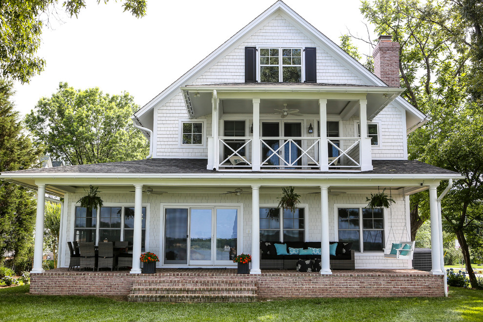 Cette photo montre une grande façade de maison blanche chic à un étage avec un revêtement mixte, un toit à deux pans et un toit en shingle.