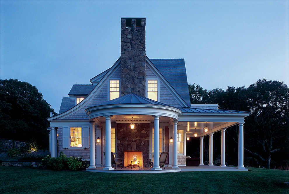 Aménagement d'une façade de maison grise classique en bois de taille moyenne et à un étage.