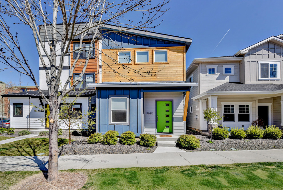 Immagine della facciata di una casa blu contemporanea a tre piani con rivestimento in legno