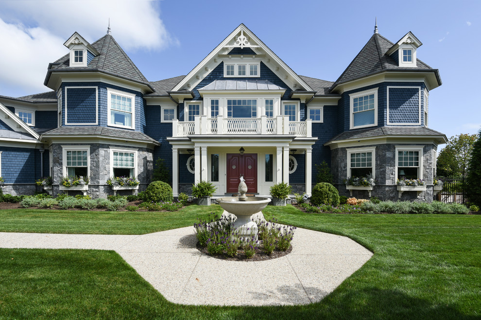 Стильный дизайн: синий частный загородный дом в викторианском стиле с комбинированной облицовкой и крышей из гибкой черепицы - последний тренд
