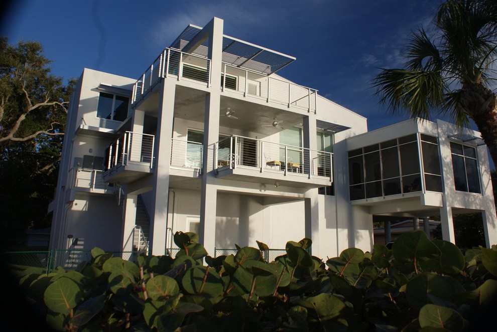 Réalisation d'une façade de maison blanche minimaliste à deux étages et plus.