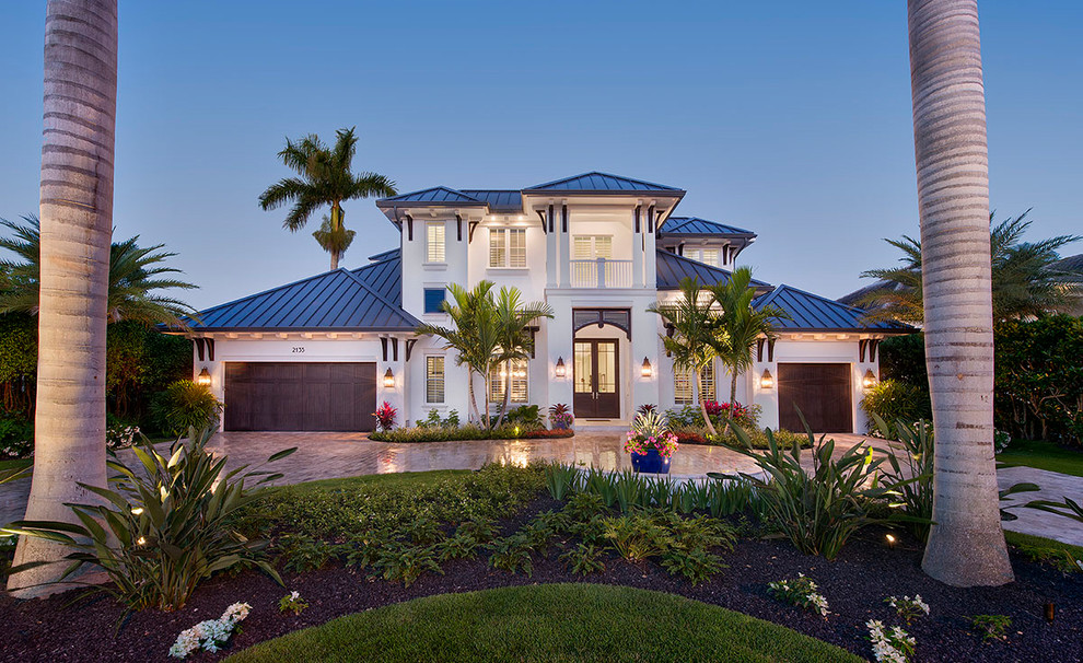 Zweistöckiges Maritimes Einfamilienhaus mit Betonfassade, Walmdach und Blechdach in Miami