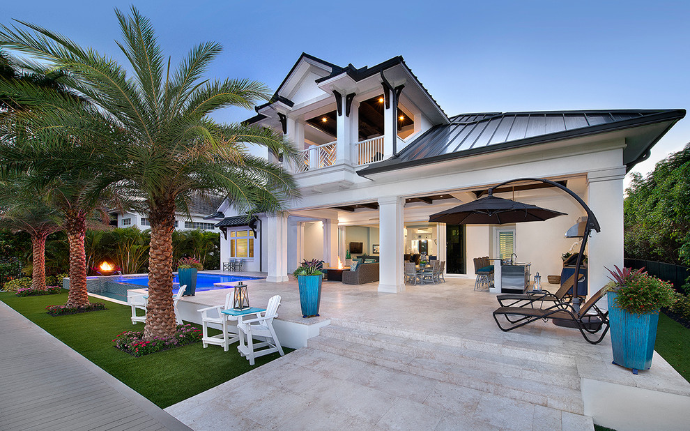 Стильный дизайн: двухэтажный частный загородный дом в морском стиле с облицовкой из бетона, вальмовой крышей и металлической крышей - последний тренд