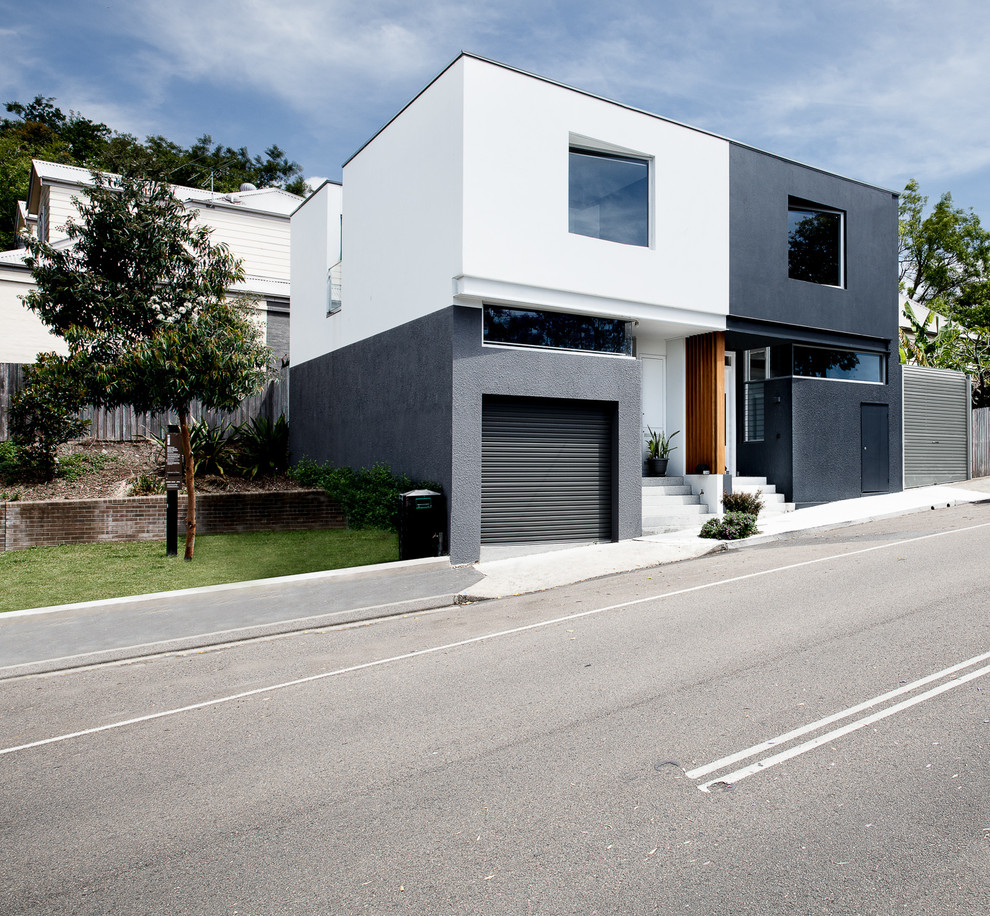 Kleine, Zweistöckige Moderne Doppelhaushälfte mit weißer Fassadenfarbe, Flachdach und Blechdach in Sydney