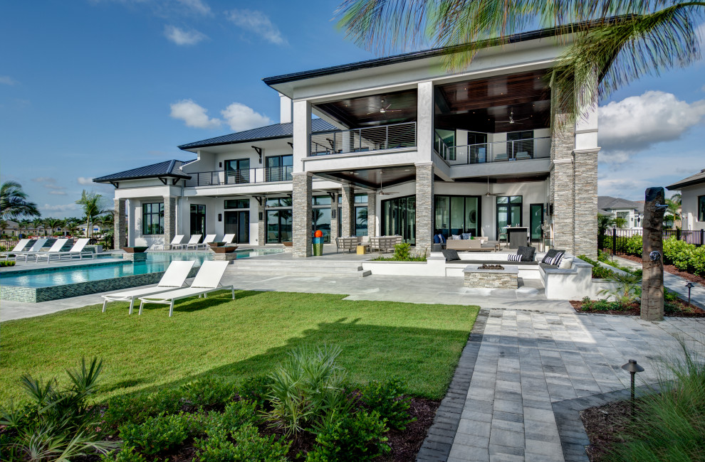 Geräumiges, Zweistöckiges Modernes Einfamilienhaus mit Putzfassade, Walmdach und Blechdach in Miami