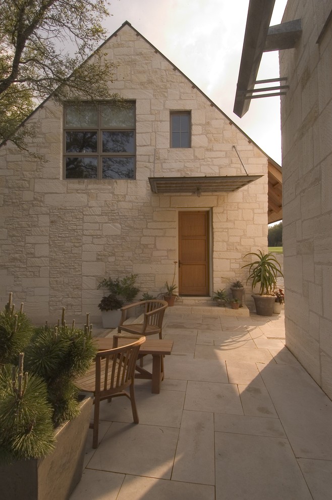 Großes, Dreistöckiges Modernes Haus mit Steinfassade und beiger Fassadenfarbe in Austin