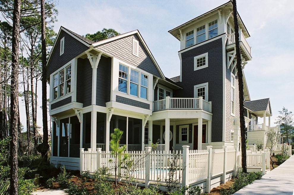 Idée de décoration pour une façade de maison grise marine avec un revêtement en vinyle et un toit à deux pans.