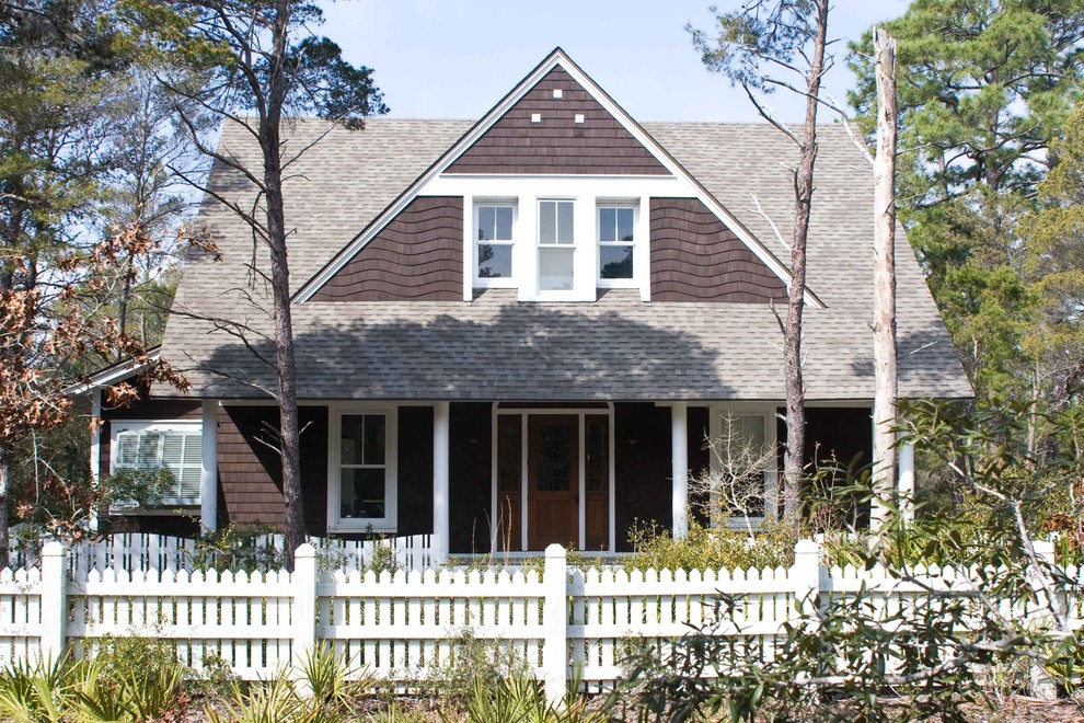 Foto della facciata di una casa stile marinaro a due piani con rivestimento in legno