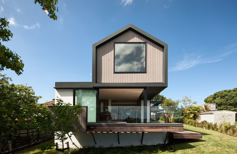 Diseño de fachada contemporánea a niveles con tejado a dos aguas