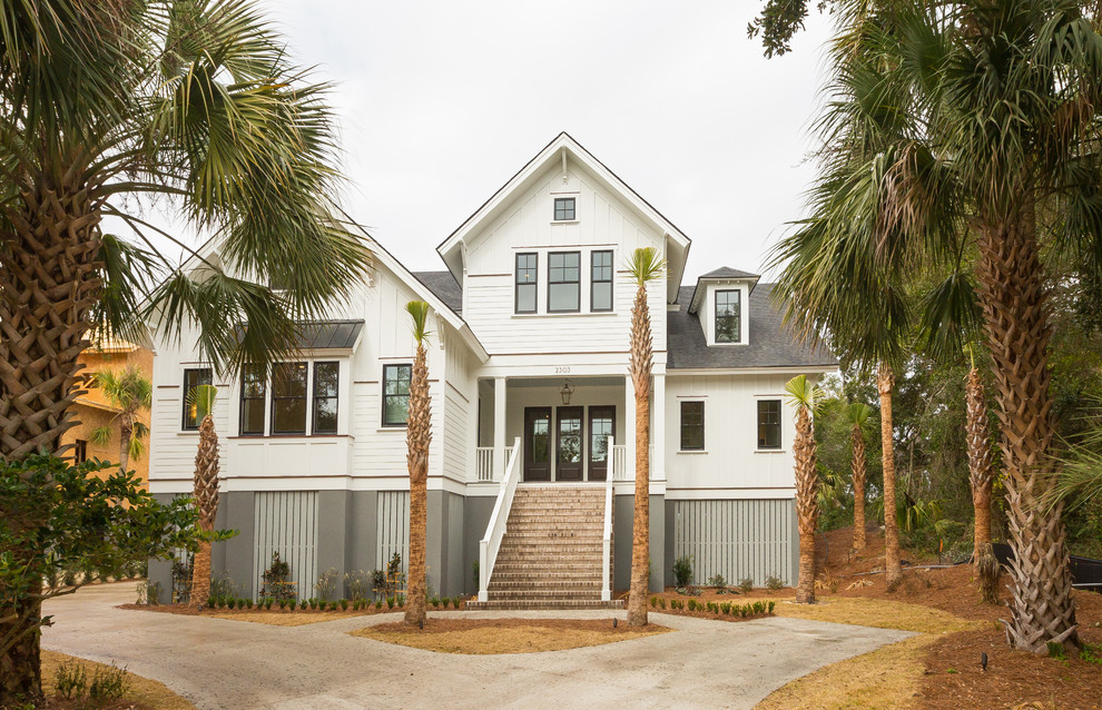 Zweistöckiges Maritimes Einfamilienhaus mit Faserzement-Fassade und weißer Fassadenfarbe in Charleston