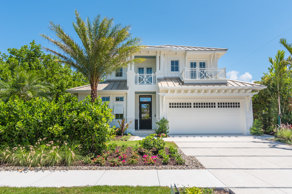 Zweistöckiges Maritimes Einfamilienhaus mit weißer Fassadenfarbe, Walmdach und Blechdach in Miami