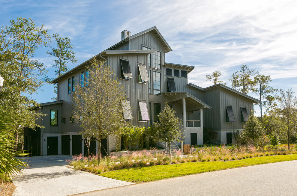 Ejemplo de fachada gris de estilo de casa de campo de tamaño medio de dos plantas con revestimiento de aglomerado de cemento y tejado a dos aguas