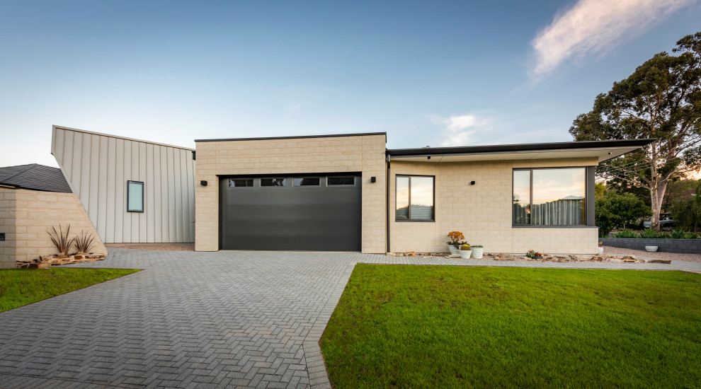 Diseño de fachada de casa multicolor retro de tamaño medio de una planta con revestimiento de hormigón, tejado a cuatro aguas y tejado de metal