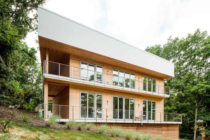 Inspiration pour une façade de maison multicolore minimaliste avec un revêtement mixte et un toit plat.