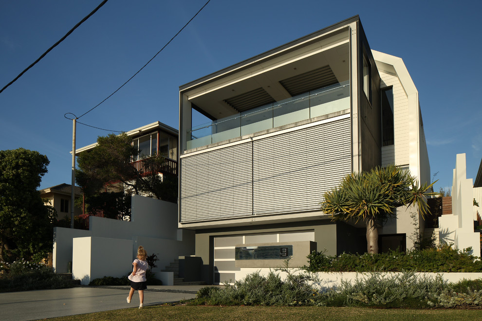 Свежая идея для дизайна: двухэтажный дом в морском стиле с комбинированной облицовкой - отличное фото интерьера