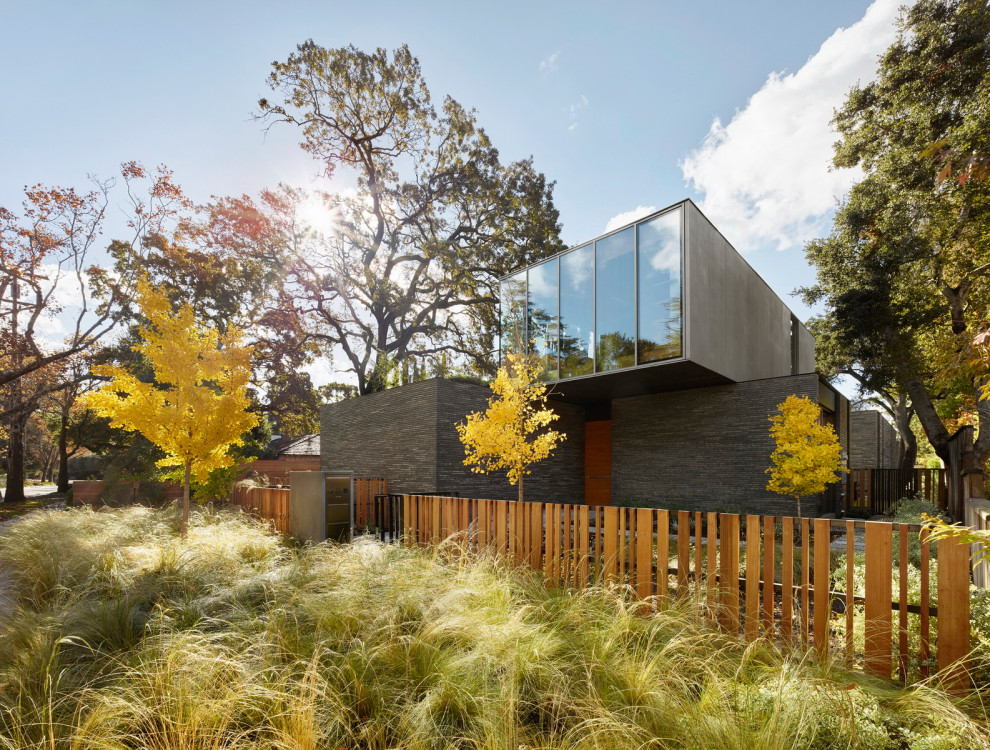 Diseño de fachada de casa multicolor moderna grande de dos plantas con tejado plano