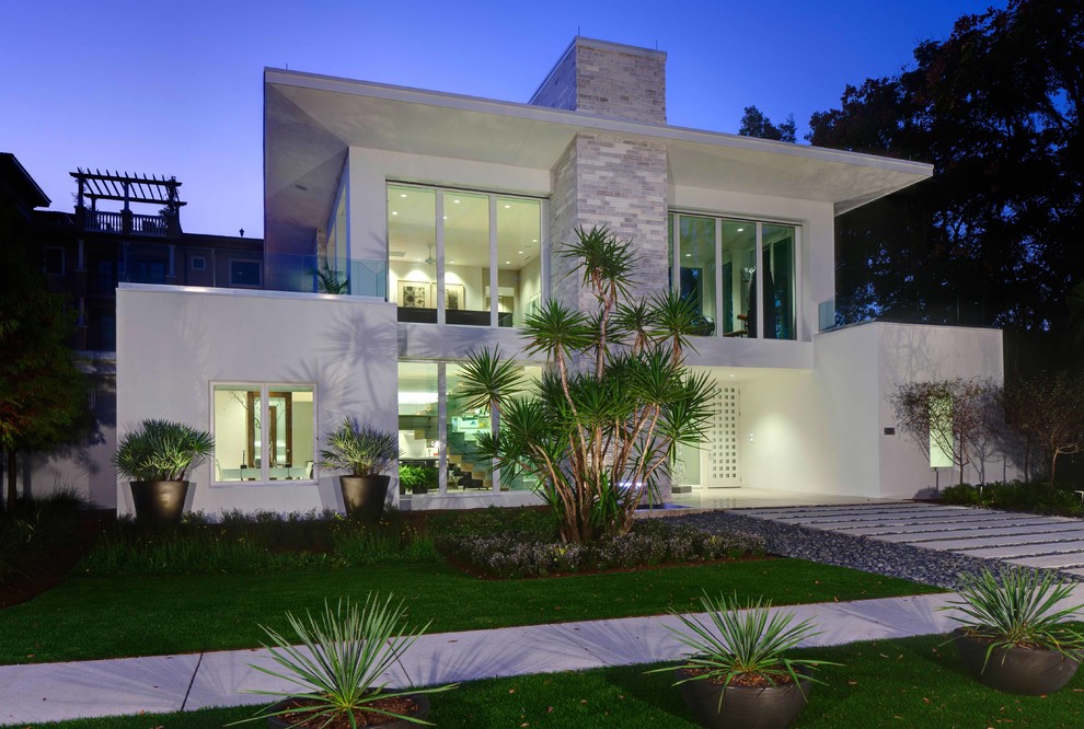 Foto de fachada de casa blanca moderna grande de una planta con revestimiento de estuco y tejado plano